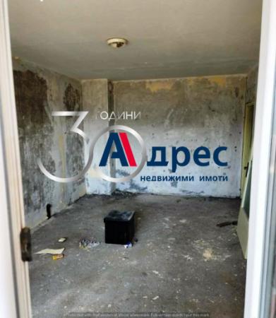 Апартамент за ремонт в саниран блок в кв. Струмско